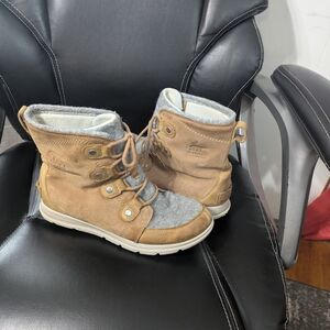 Ladies Size 11 Sorel Tan and Gray Winter Boots